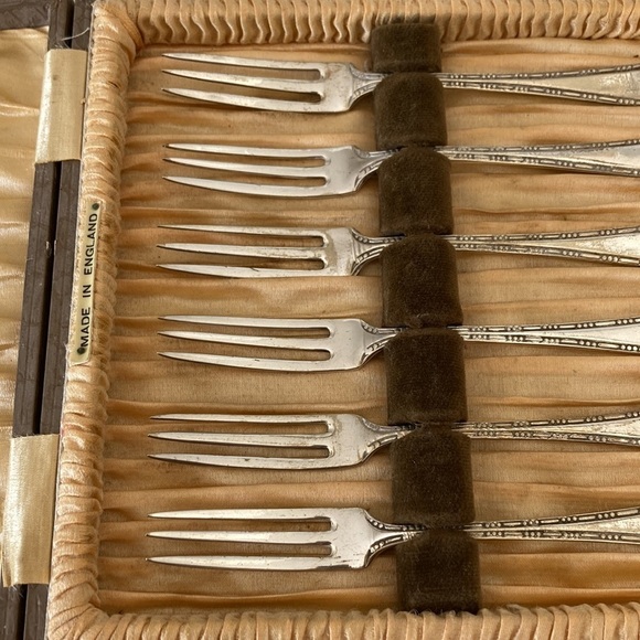 Vintage Sliver plates Dessert Forks. Set of 6 in a Case Made in England - Picture 11 of 12